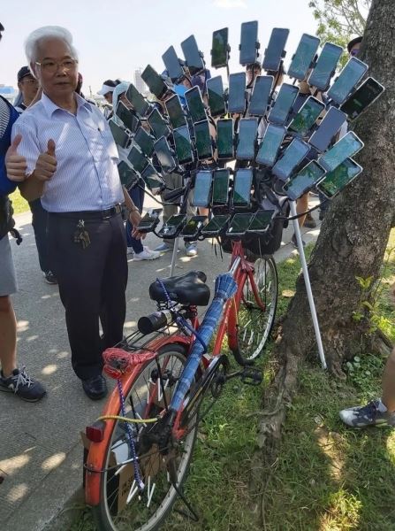  Пика-пика? 70-летний геймер ловит покемонов на велосипеде, к которому прикрепил 45 смартфонов 